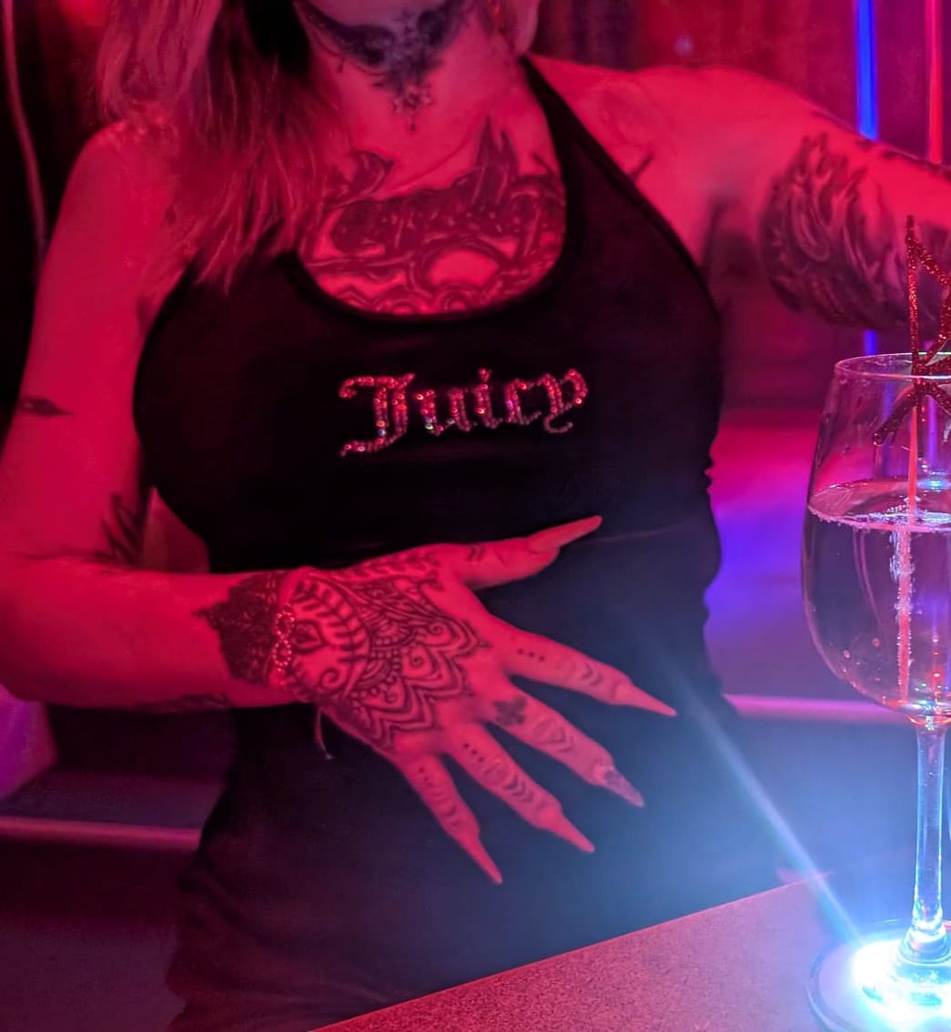 Detail — 'Juicy' and henna hand